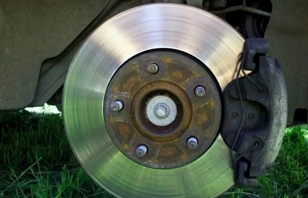 Замена передних тормозных колодок на Форд Фокус 1